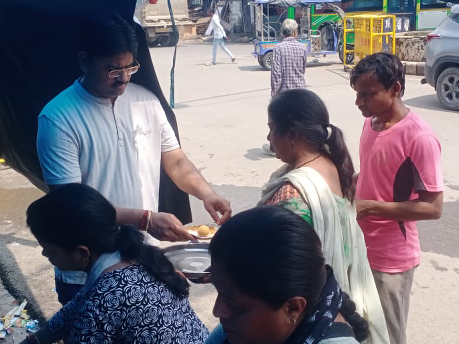 सोनिया कैंप में बाढ़ पीड़ितों को सेवा भारती द्वारा भोजन वितरण