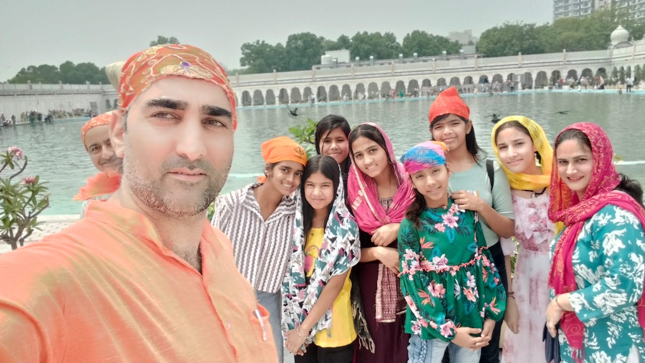 सेवा भारती जिला रोहिणी सैक्टर 26 बस्ती के किशोरी विकास केंद्र के बच्चो को किशोरी विकास की टीम ने बंगला साहब गुरूद्वारा व बिरला मंदिर के दर्शन कराए।