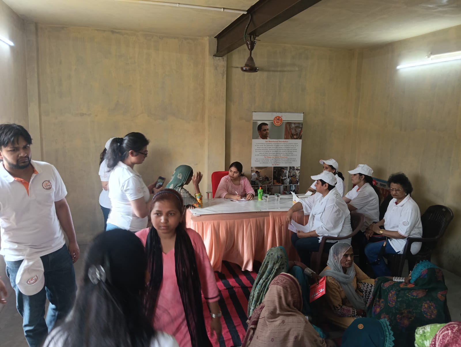 मुखर्जी नगर जिले की महाराणा प्रताप बस्ती में साईं द्वारकामाई फाउंडेशन द्वारा महिलाओं के लिए मेडिकल कैंप लगाया गया और वहां पर चलने वाले प्रकल्प बालवाड़ी के बच्चों को स्कूल बैग और स्टेशनरी का सामान दिया गया।