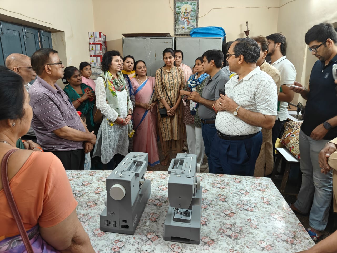 कमला नगर में आत्मानंद जैन सभा द्वारा केशव छात्र निकेतन को सहयोग सामग्री वितरण