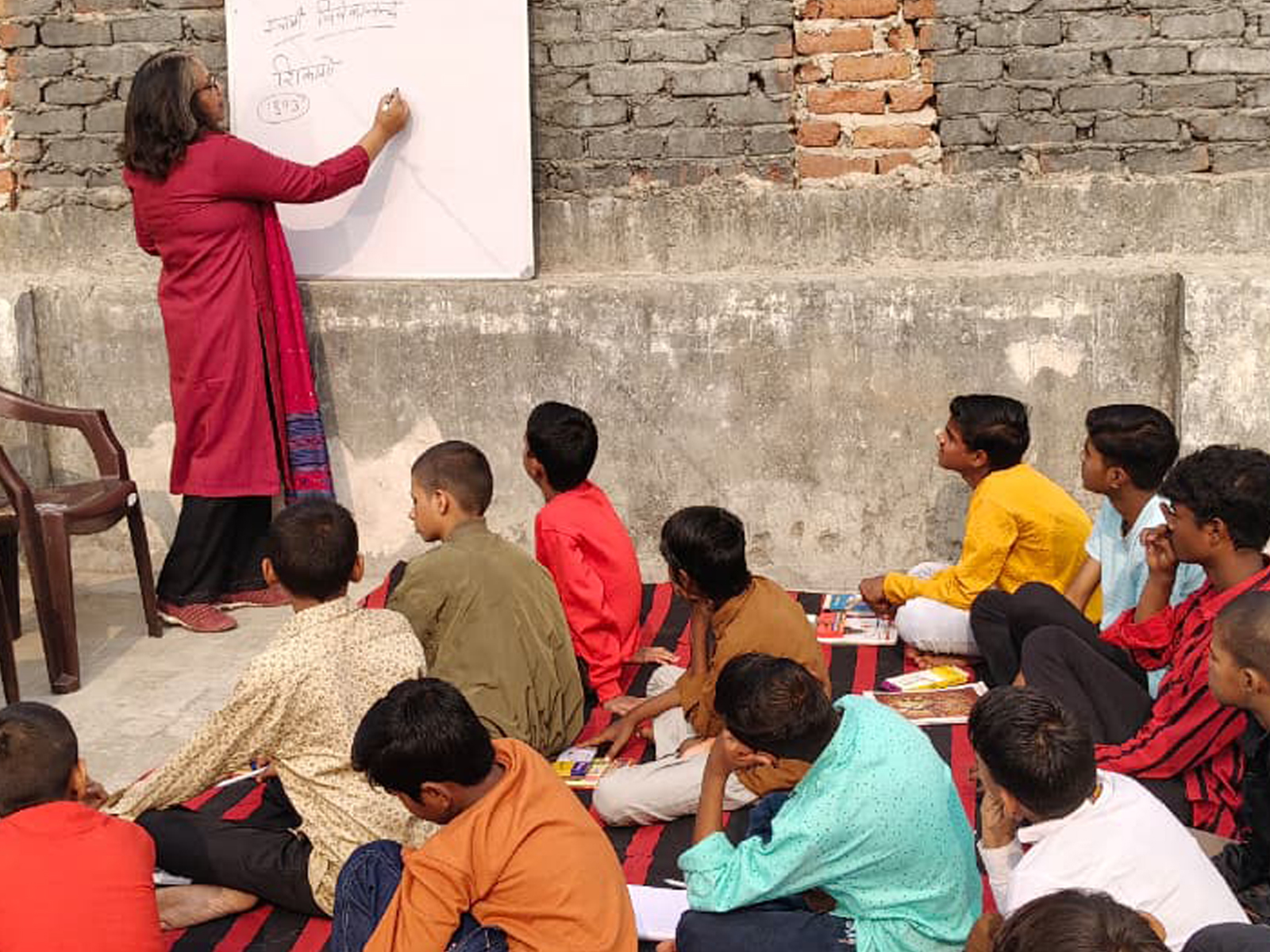 स्वामी विवेकानंद धाम छात्रावास में निधि रस्तोगी जी ने छात्रों को दिया सफलता और समरसता का मूलमंत्र