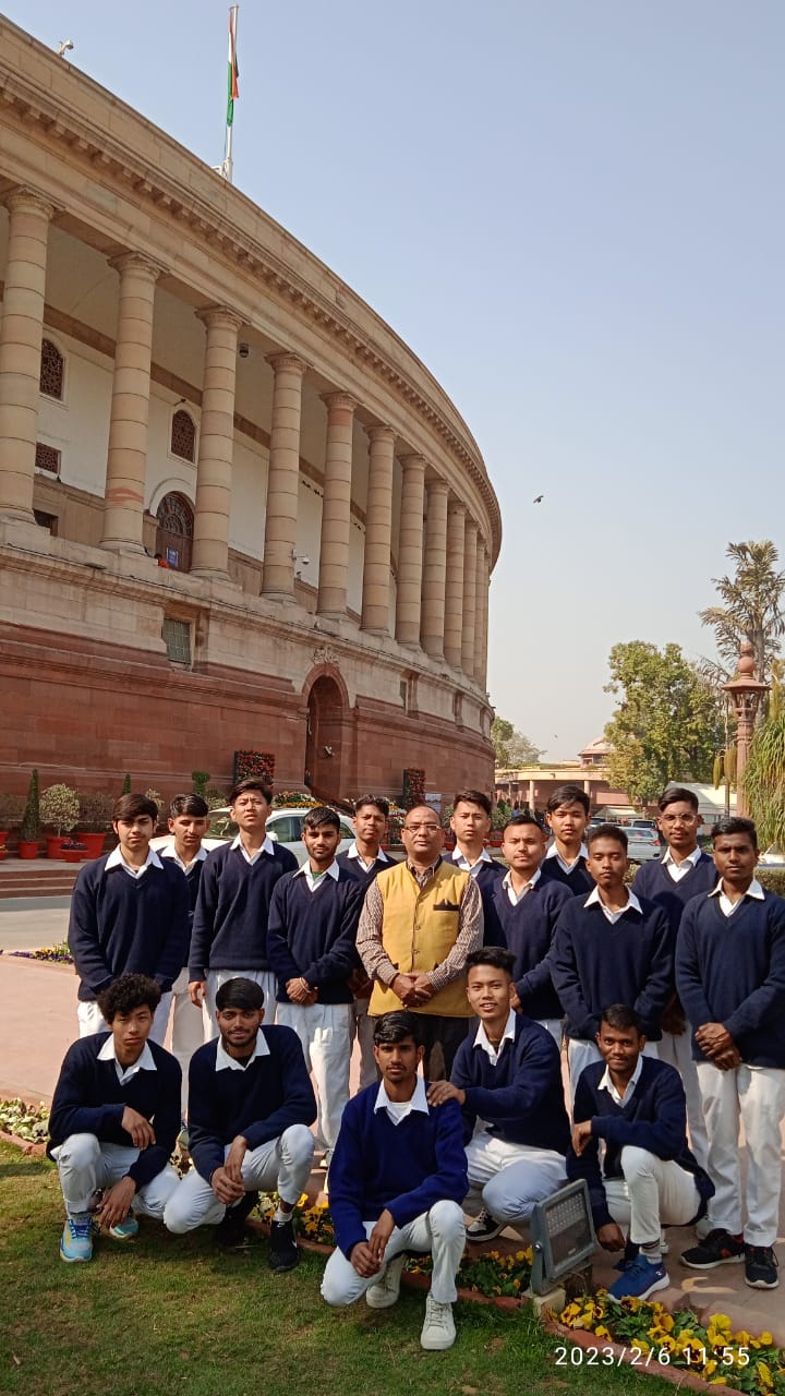 सेवा भारती सेवा धाम विद्या मंदिर के बारहवीं कक्षा के  कला एवं विज्ञान संकाय के 33 विद्यार्थियों  के साथ आज नई दिल्ली में संसद भवन का दर्शन किए।यह कार्यक्रम सेवा भारती के श्रीमान भूपेंद्र जी के प्रयास से संभव हो पाया। सभी छात्रों ने संसद को चलते हुए देखा तथा सांसदों से प्रत्यक्ष वार्ता भी की। सभी छात्रों का बड़ा ही अच्छा अनुभव रहा ।
