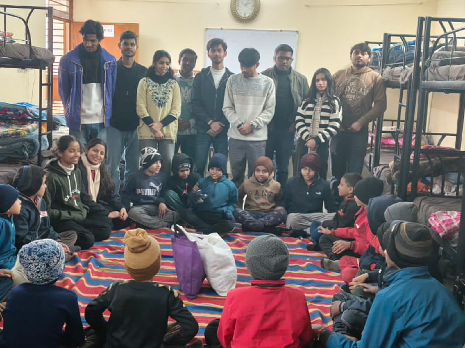 शिवाजी कॉलेज के छात्रों ने सेवा भारती के बच्चों के साथ मनाई मकर संक्रांति